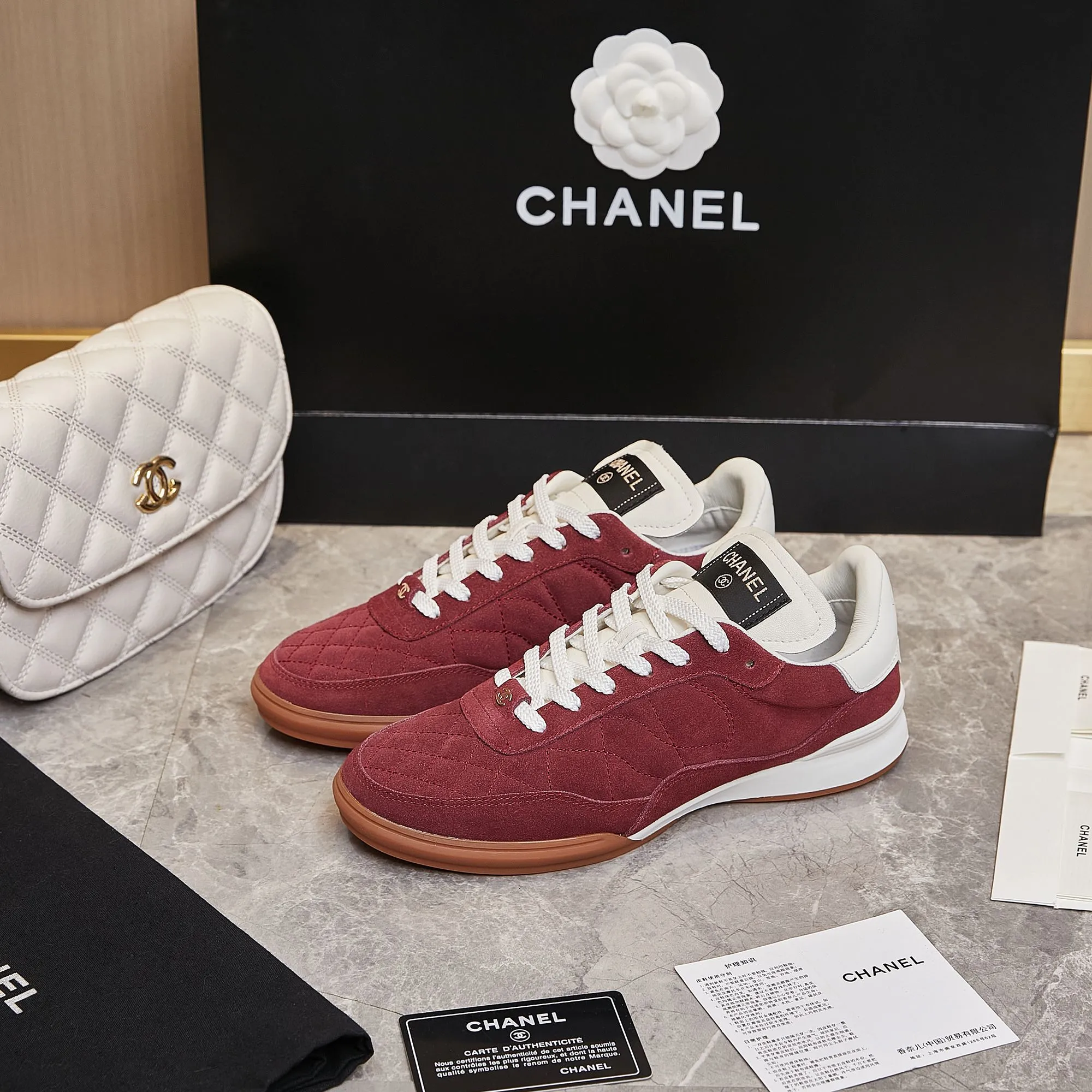 👟👟Ex-factory price 560👟👟 Chanel Chanel - 2024 counter top casual sports shoes This classic design; the upper is electro-embroidered with a variety of techniques; the outsole is fashionable and sporty; it is unusual to incorporate a variety of color matching elements... The diversified mix and match is very beautiful and versatile, casual, fashionable, sports and outdoor can be taken into account... ꫛꫀꪝ Go➫ Material: ❶Upper is made of: Original imported mixed-breed sheep ❷Inside made of: original imported breathable sheepskin ❸Outsole based on: original TPU outsole Full set of boutique packaging for women 35–41